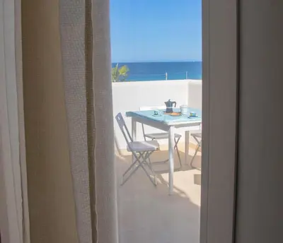 Vista generica sul mare o vista sul mare dall'interno dell'appartamento
