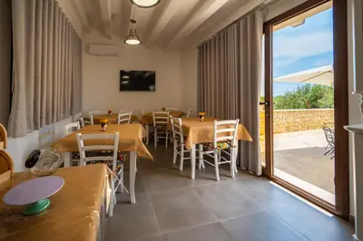 TV o dispositivi per l'intrattenimento presso Villa Carmiano Luxury bedrooms in Avola in the province of Syracuse with room with swimming pool