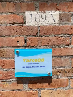 Certificato, attestato, insegna o altro documento esposto da Varco28