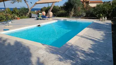 Piscina di Villa al mare sulla scogliera o nelle vicinanze
