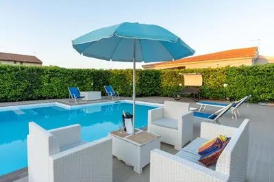 Piscina di VILLA DAMA BIANCA o nelle vicinanze