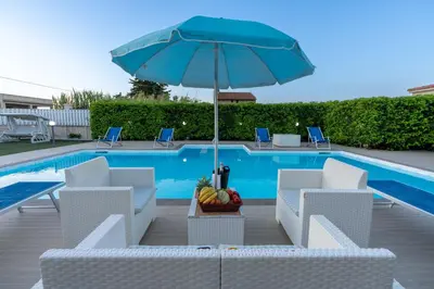 Piscina di VILLA DAMA BIANCA o nelle vicinanze