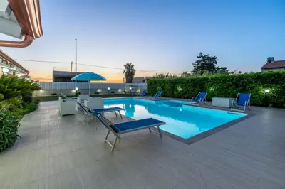 Piscina di VILLA DAMA BIANCA o nelle vicinanze