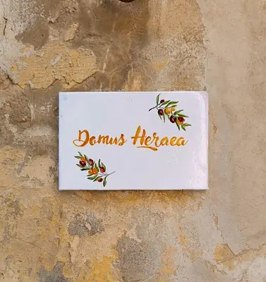 Certificato, attestato, insegna o altro documento esposto da Domus Heraea