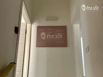 Certificato, attestato, insegna o altro documento esposto da Arasta Apartments