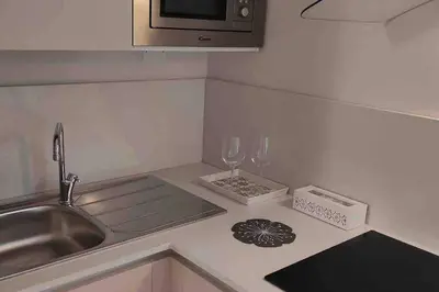 Cucina o angolo cottura di Petali di rosa apartment 2 - 600m dal Teatro Greco