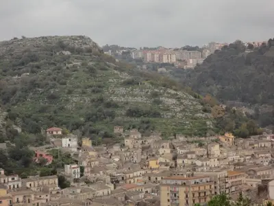 Vista generica sulle montagne o vista sulle montagne dall'interno dell'appartamento