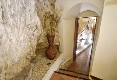 Planimetria di Domum in petra casa nella roccia Self check - in