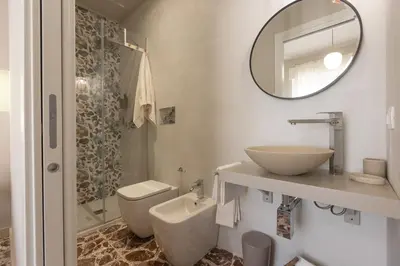 Bagno di Central House palazzo Brafa una camera di albergo