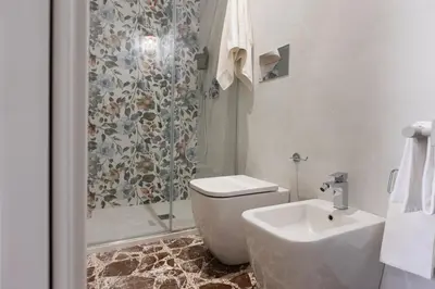 Bagno di Central House palazzo Brafa una camera di albergo