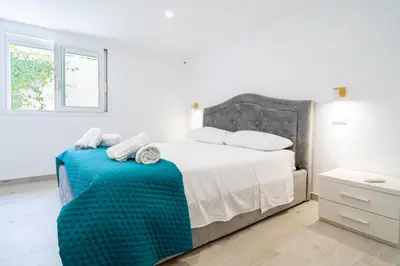 Letto o letti in una camera di The Onames Inn flowers