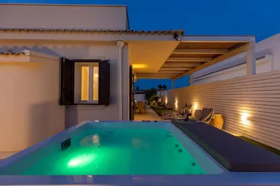 Piscina di Villa Teresann con Jacuzzi riscaldata o nelle vicinanze