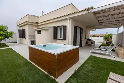 Piscina di Villa Teresann con Jacuzzi riscaldata o nelle vicinanze