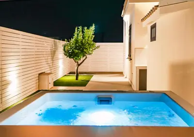 Piscina di Villa Teresann con Jacuzzi riscaldata o nelle vicinanze