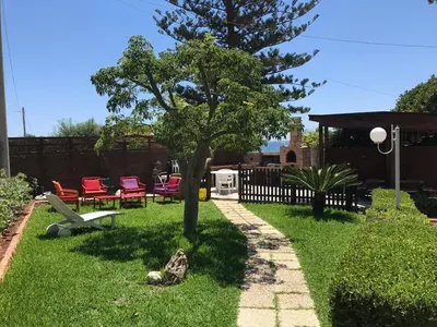 Giardino di Apartment in villa with swimming pool 20 meters from the sea
