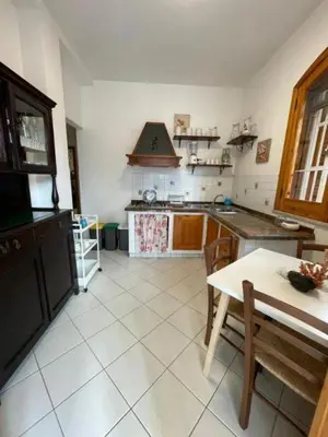 Cucina o angolo cottura di Apartment in villa with swimming pool 20 meters from the sea