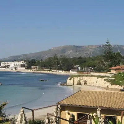 Apartment in villa with swimming pool 20 meters from the sea