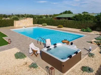 Piscina di Villa Sambucia - Private Sicilian Charm Villa - Outdoor Whirlpool & Solarium o nelle vicinanze