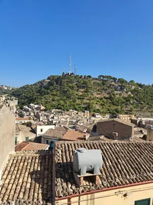 Vista generica sulle montagne o vista sulle montagne dall'interno della casa vacanze