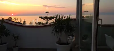 Vista generica sul mare o vista sul mare dall'interno del bed & breakfast
