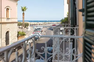 Vista generica sul mare o vista sul mare dall'interno dell'appartamento