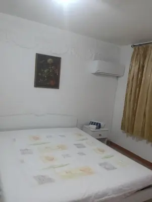 Letto o letti in una camera di Mansarda arredata