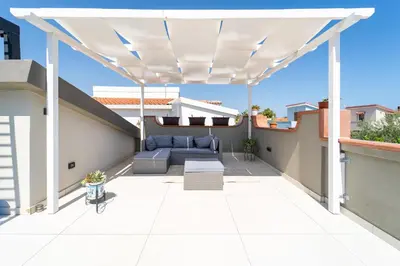 Balcone o terrazza di Villa Tea con piscina a pochi passi dal mare