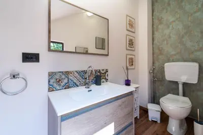 Bagno di Villa Tea con piscina a pochi passi dal mare