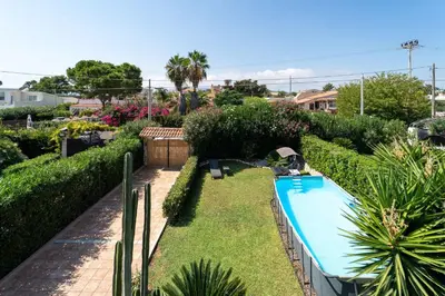 Piscina di Villa Tea con piscina a pochi passi dal mare o nelle vicinanze