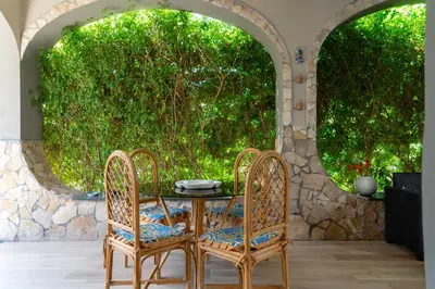 Giardino di Villa Tea con piscina a pochi passi dal mare
