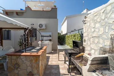 Balcone o terrazza di Villa Tea con piscina a pochi passi dal mare