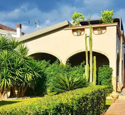 Giardino di Villa Tea con piscina a pochi passi dal mare