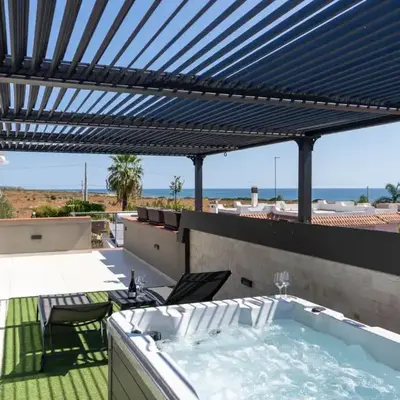 Villa Tea con piscina a pochi passi dal mare