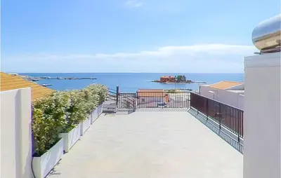 Vista generica sul mare o vista sul mare dall'interno dell'appartamento