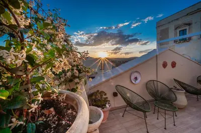 Alba o tramonto visti dall'interno del bed & breakfast o dai dintorni