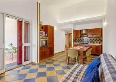 Cucina o angolo cottura di Villa Rosimeli con Piscina a 150 mt dal mare