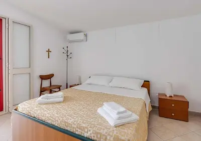 Letto o letti in una camera di Villa Rosimeli con Piscina a 150 mt dal mare