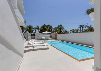 Piscina di Villa Rosimeli con Piscina a 150 mt dal mare o nelle vicinanze