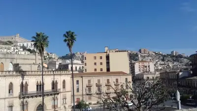 Vista generica su Modica o vista sulla città dall'interno della casa vacanze
