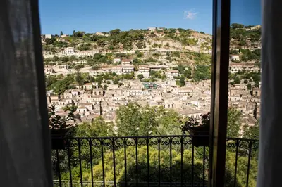 Vista generica sulle montagne o vista sulle montagne dall'interno del bed & breakfast