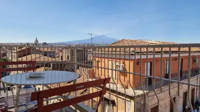 Vista generica sulle montagne o vista sulle montagne dall'interno dell'affittacamere