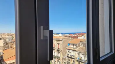 Vista generica sul mare o vista sul mare dall'interno dell'affittacamere
