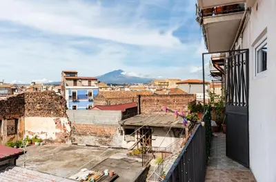 Vista generica sulle montagne o vista sulle montagne dall'interno dell'appartamento