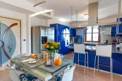 Cucina o angolo cottura di House Nicasia: villa con piscina