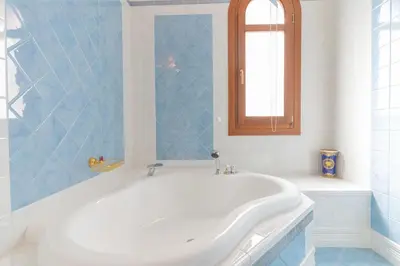 Bagno di House Nicasia: villa con piscina