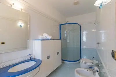 Bagno di House Nicasia: villa con piscina