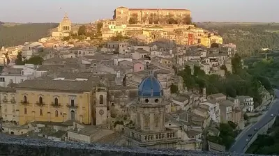 Vista generica su Ragusa o vista sulla città dall'interno della casa vacanze