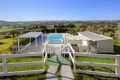 Piscina di Villa Pinella by Villa Plus o nelle vicinanze