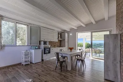Cucina o angolo cottura di Villa Pinella by Villa Plus