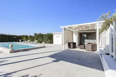 Piscina di Villa Pinella by Villa Plus o nelle vicinanze